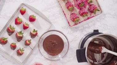 Çikolataya batırılmış organik çilekler. 