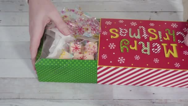 Verpakken Zelfgemaakte Peperkoek Suiker Kerstkoekjes Voor Cadeautjes — Stockvideo