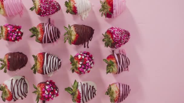 Fraises Bio Trempées Dans Chocolat — Video