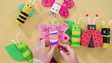 Evde eğitim görürken tuvalet kağıdı rulolarından farklı böcekler yapmak..