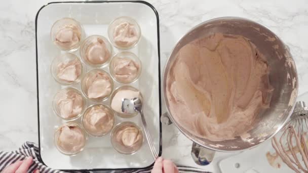 Sbírání Domácí Čokoládové Zmrzliny Sklenic — Stock video