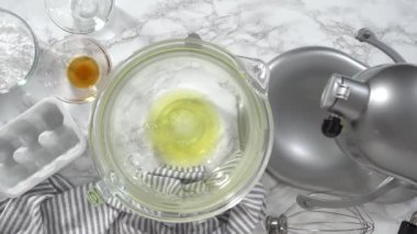 Tek boynuzlu at meringue kurabiyelerini parşömen kağıdıyla fırında hazırlıyorum..