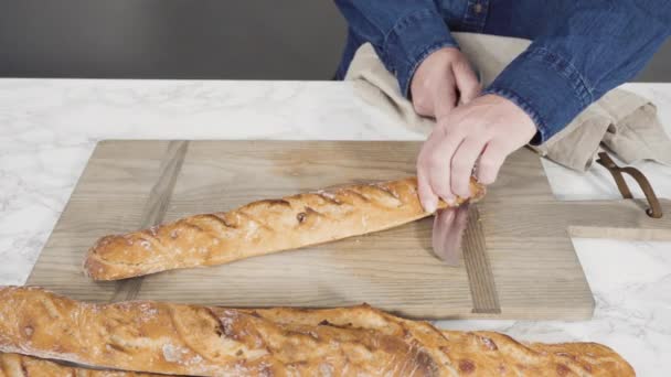 Čerstvě Pečený Malý Francouzský Bagetový Chléb — Stock video
