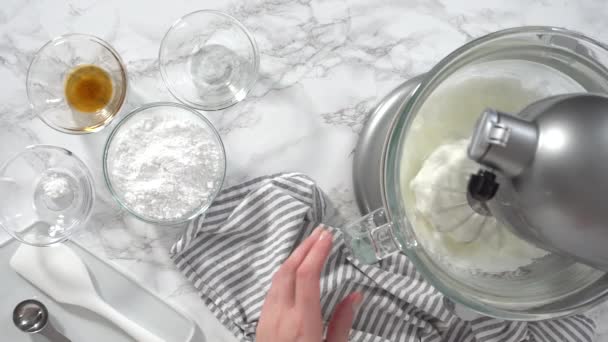 Przygotowanie Ciasteczek Bezy Jednorożca Blasze Pieczenia Pergaminem — Wideo stockowe