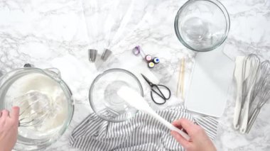 Tek boynuzlu at meringue kurabiyelerini parşömen kağıdıyla fırında hazırlıyorum..