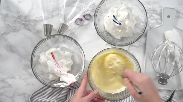 Zubereitung Von Einhorn Baiser Plätzchen Auf Einem Backblech Mit Pergamentpapier — Stockvideo