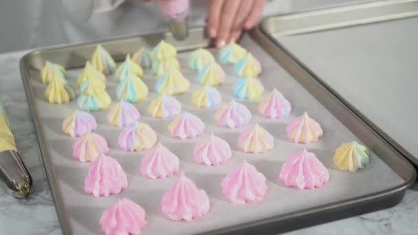 Einhorn Baiser Plätzchen Auf Einem Backblech Mit Pergamentpapier — Stockvideo