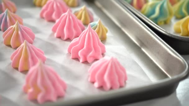 Eenhoorn Meringue Koekjes Een Bakplaat Met Een Perkament Papier — Stockvideo