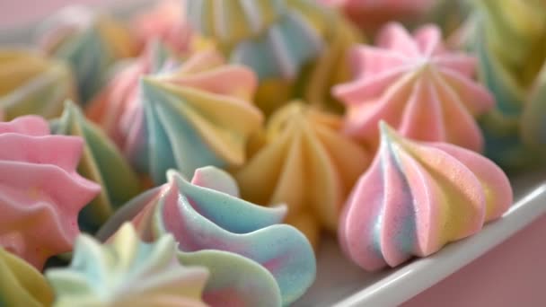 Biscuits Meringue Licorne Sur Une Plaque Pâtisserie Avec Papier Parchemin — Video