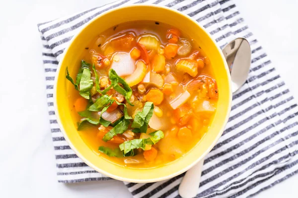 Sopa Lentejas Fresca Adornada Con Espinacas Frescas Tazón — Foto de Stock