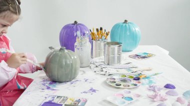 Adım adım. Süslü deniz kızı Cadılar Bayramı balkabağı yaratmak için akrilik boyalı balkabağı boyamak.