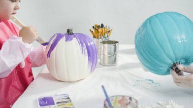 Adım adım. Süslü deniz kızı Cadılar Bayramı balkabağı yaratmak için akrilik boyalı balkabağı boyamak.