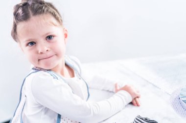 Pembe kremalı uzun funfetti keki pişirmeye yardım eden küçük kız..