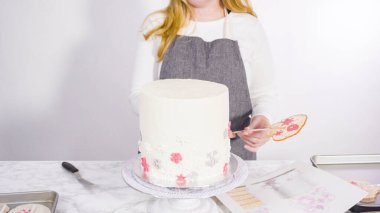 Süslenmek için uzun beyaz yuvarlak pastanın içine kar taneli büyük lolipoplar yerleştiriyoruz..