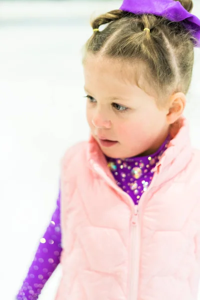 Klein Meisje Oefenen Kunstschaatsen Een Paarse Jurk Met Kristallen Overdekte — Stockfoto