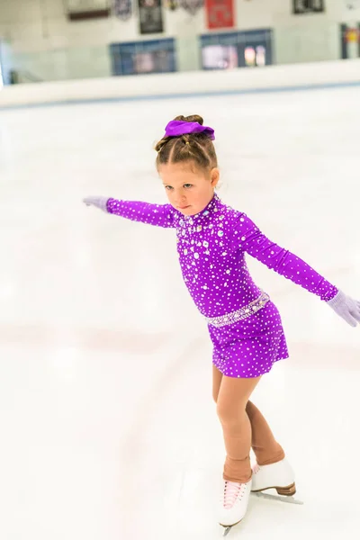 Niña Practicando Patinaje Artístico Vestido Morado Con Cristales Pista Patinaje — Foto de Stock