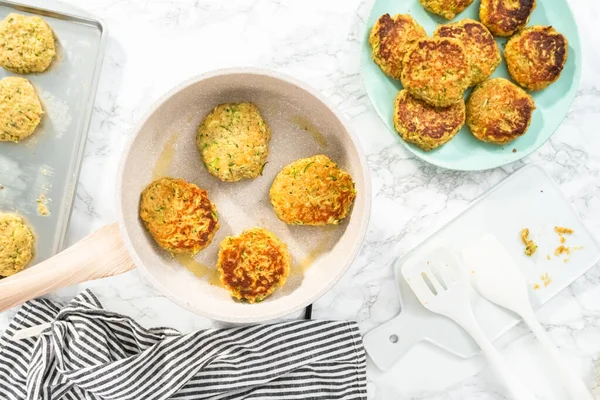 Düz yatıyordu. Kızartma tavasında zeytinyağında kabak keki kızartıyorum..