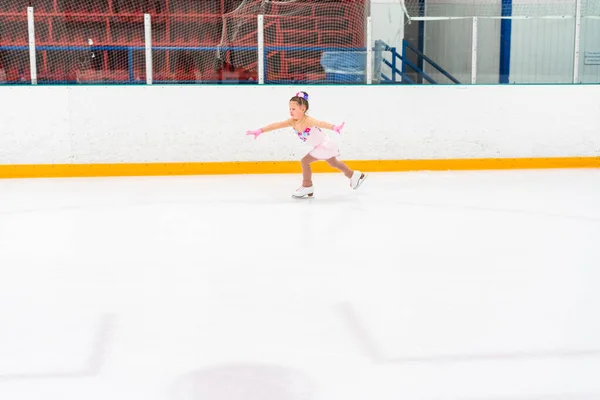 Menina Vestido Muito Rosa Com Flores Praticando Patinação Artística Move — Fotografia de Stock