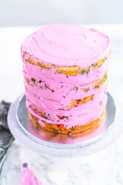 Lapisan Kue Funfetti Dengan Buttercream Pink Beku — Stok Foto