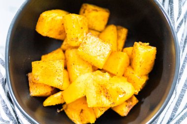 Zeytinyağında tuzlu ve biberli kızarmış tereyağlı kabak..