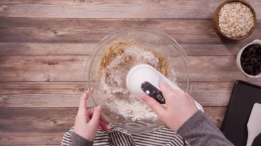 Düz yatıyordu. Adım adım. Yulaf ezmesi pişirmek için malzemeleri karıştırıyorum. Bardaktaki kurabiyeleri karıştırıyorum..