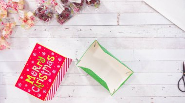 Düz yatıyordu. Adım adım. Ev yapımı şekerleme ve kurabiyeleri Noel hediyesi kutusuna koymak.