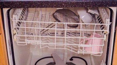 Konut mutfağındaki bulaşık makinesinde bulaşık yıkama..