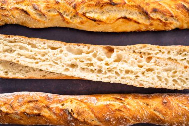 Düz yatıyordu. Taze pişmiş küçük Fransız ekmeği..