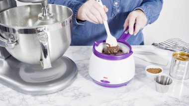 Adım adım. Ayakta duran bir mutfakta ev yapımı çikolatalı dondurma hazırlıyorum..