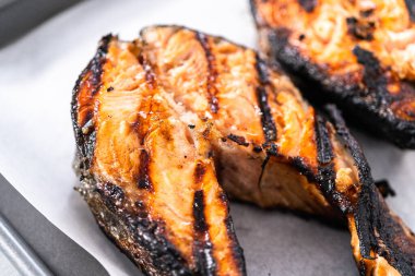 Parşömen kağıdıyla ızgara somon bifteği..