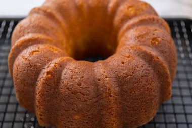 Mutfak rafında soğumuş limonlu kek..