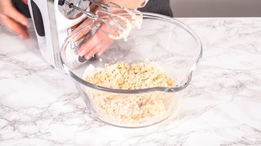 Adım adım. Mini krep gevreğinin malzemelerini karıştırıyorum..