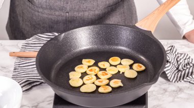 Adım adım. Yapışmayan tavada mini krep gevreği kızartıyorum..