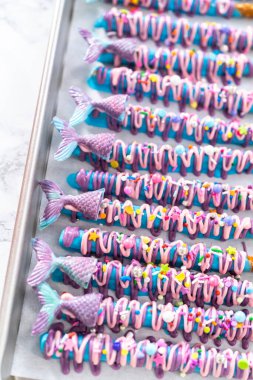 Deniz kızı çikolata çubukları pembe ve mor çikolata serpiştirilmiş ve serpiştirilmiş..