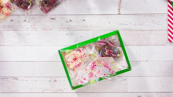 Düz yatıyordu. Adım adım. Ev yapımı şekerleme ve kurabiyeleri Noel hediyesi kutusuna koymak.