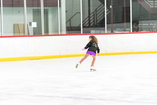Klein Meisje Oefenen Kunstschaatsen Een Indoor Schaatsbaan — Stockfoto