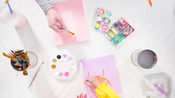 Plat Gelegd Meisje Schilderen Met Acrylverf Doek Met Haar Moeder — Stockfoto
