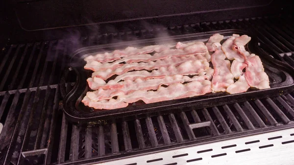 Cuisson Des Pointes Bacon Sur Barbecue Gaz Extérieur — Photo