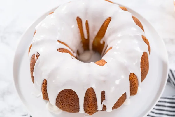 Citroen Bundt Cake Geglazuurd Met Wit Glazuur Een Taart Staan — Stockfoto