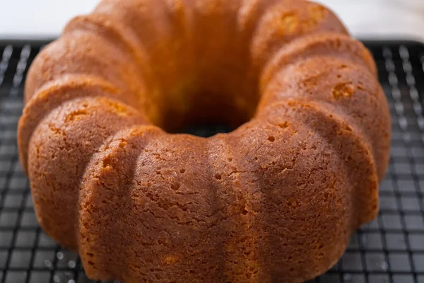 Mutfak rafında soğumuş limonlu kek..