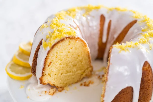 Gesneden Citroen Bundt Cake Versierd Met Citroen Schil Een Taart — Stockfoto