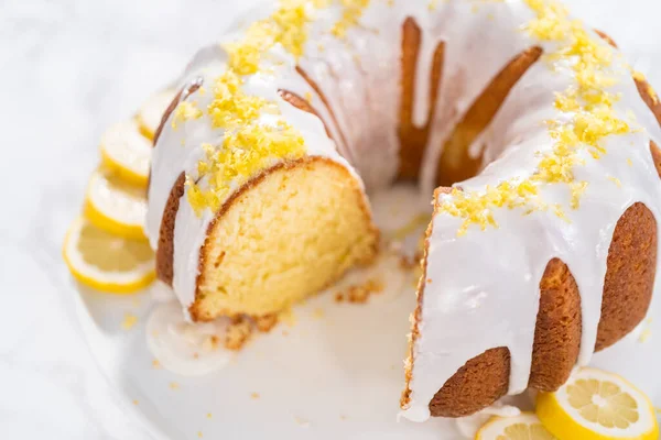 ケーキスタンドにレモンの皮で装飾されたスライスレモンバンドルケーキ — ストック写真