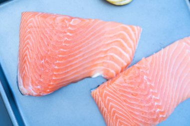 Limon dilimli Atlantik somonu fileto ızgaraya hazır..