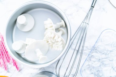 Kek tepsisindeki kar tanesi şeklinde plastik kurabiye makası..