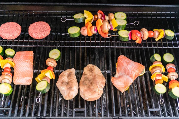 Grillning Lax Kycklingbröst Grönsaksspett Och Vegetariska Hamburgare Utegrill — Stockfoto