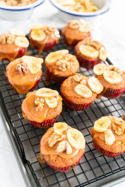 Frisch Gebackene Bananennuss Brotmuffins Mit Hausgemachtem Karamell Verziert Mit Walnüssen — Stockfoto