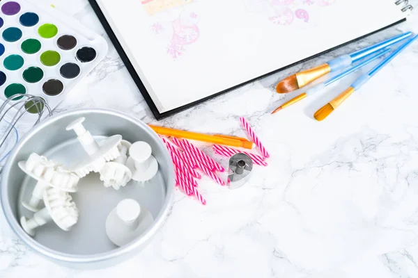 Baker Está Diseñando Pastel Cumpleaños Para Fiesta Cumpleaños Una Niña —  Fotos de Stock