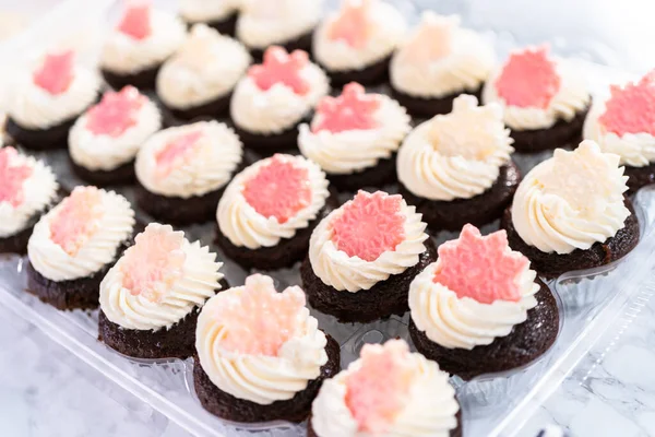 Mini Cupcake Cioccolato Con Glassa Italiana Burro Decorata Con Scintillanti — Foto Stock