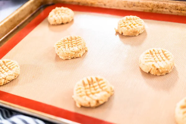 Colocar Uma Massa Biscoito Manteiga Amendoim Tapetes Silicone Para Assar — Fotografia de Stock
