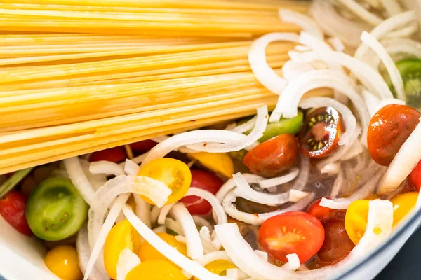 Ingredientes Para Preparar Pasta Vegetariana Una Olla Horno Holandés Esmaltado — Foto de Stock